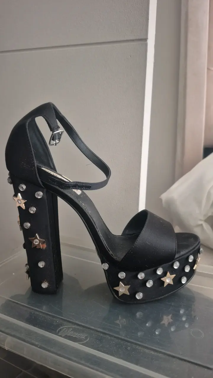 Tacones steven madden negros con estrellas