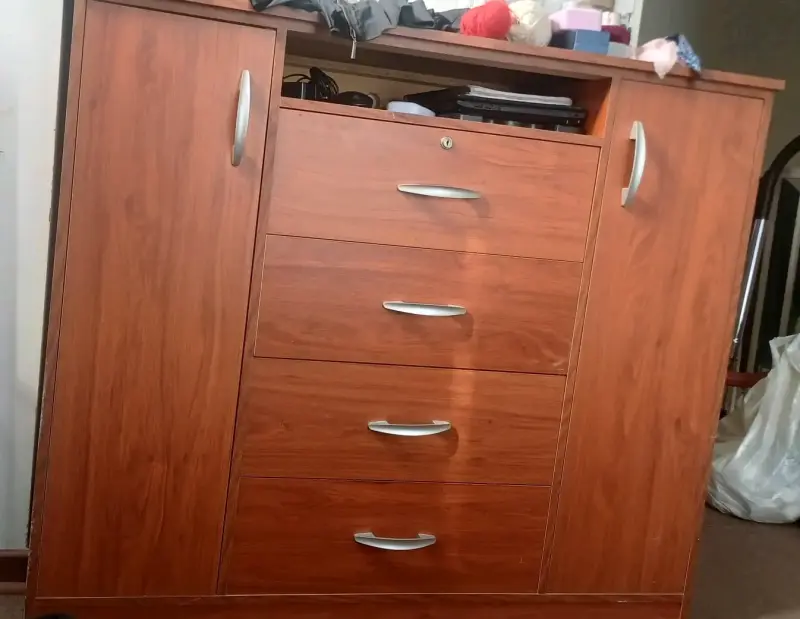 Cómoda de madera con cajones