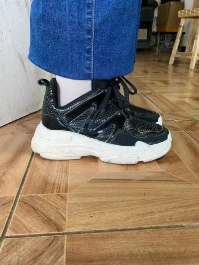 Zapatillas y botas - miniatura 2
