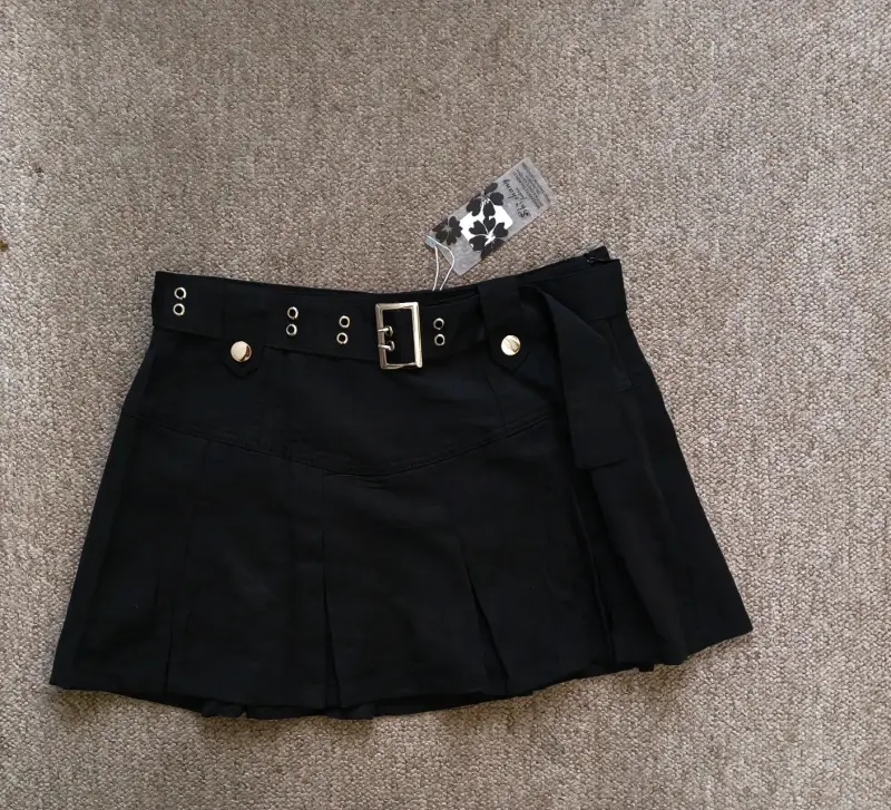 Minifalda negra con cinturón