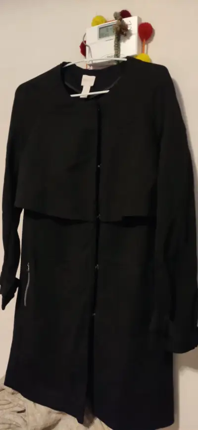 Abrigo negro con broches - miniatura 1
