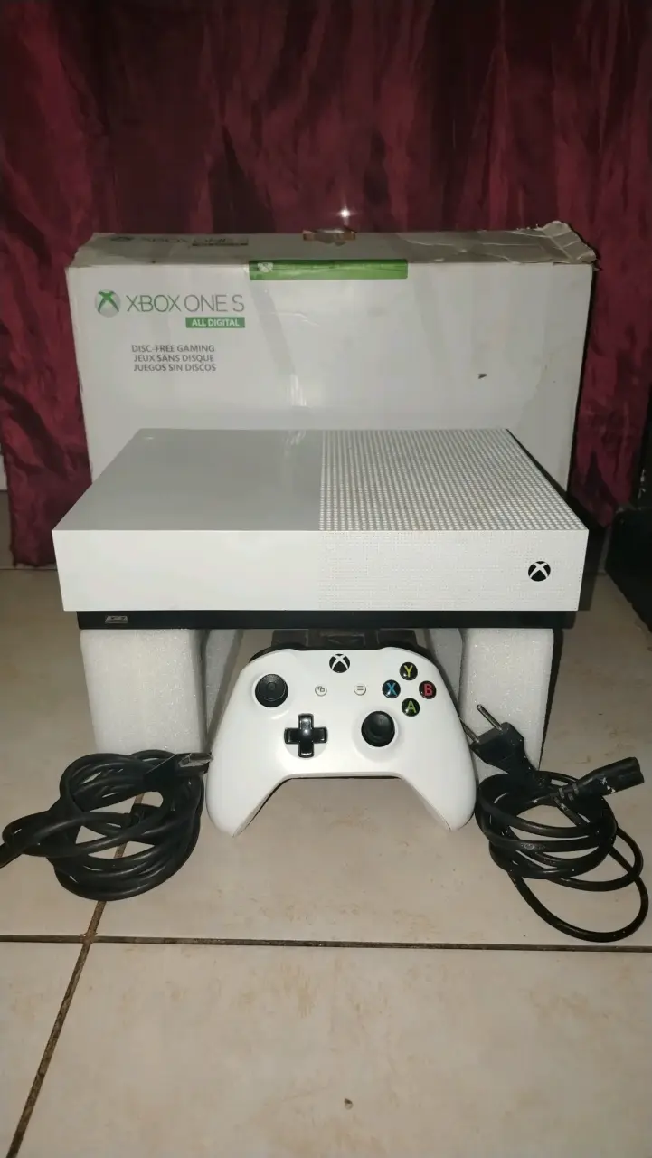 Xbox One S All Digital 1 TB - 1