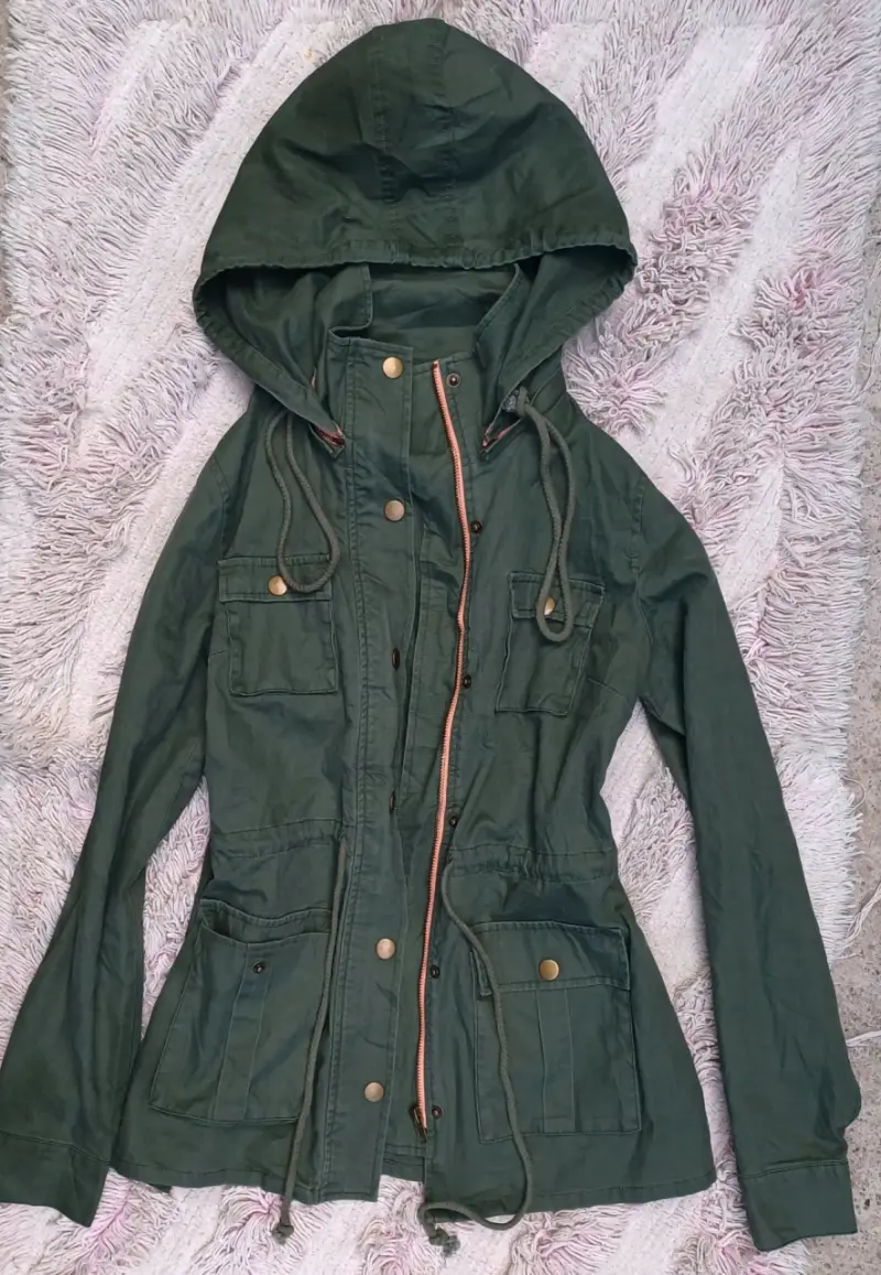 Parka verde con capucha