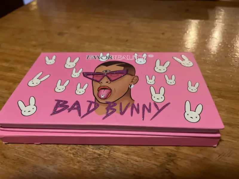 Paleta nueva de sombras Favor Beauty Dad Bunny - 1