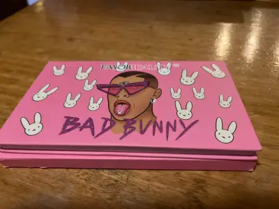 Paleta nueva de sombras Favor Beauty Dad Bunny - miniatura 1