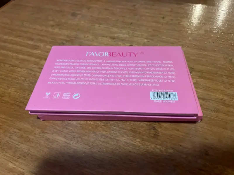 Paleta nueva de sombras Favor Beauty Dad Bunny - 3