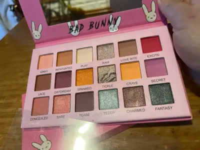 Paleta nueva de sombras Favor Beauty Dad Bunny - miniatura 5