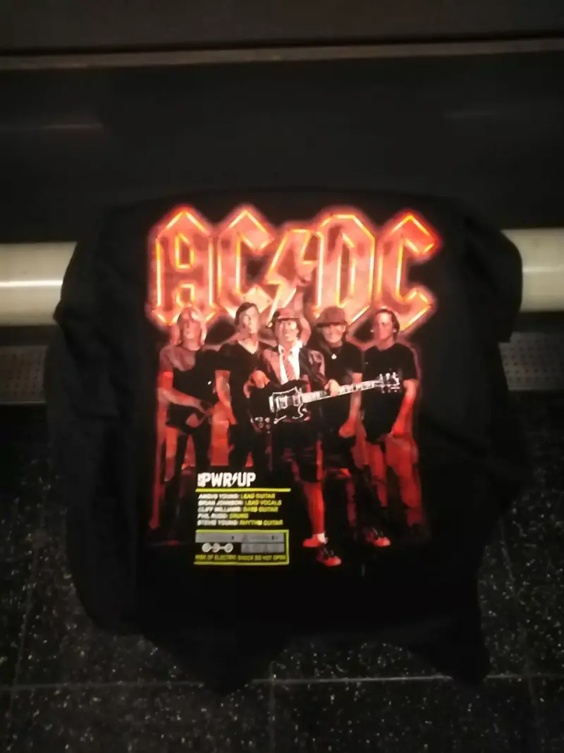 Polera negra AC/DC estampada