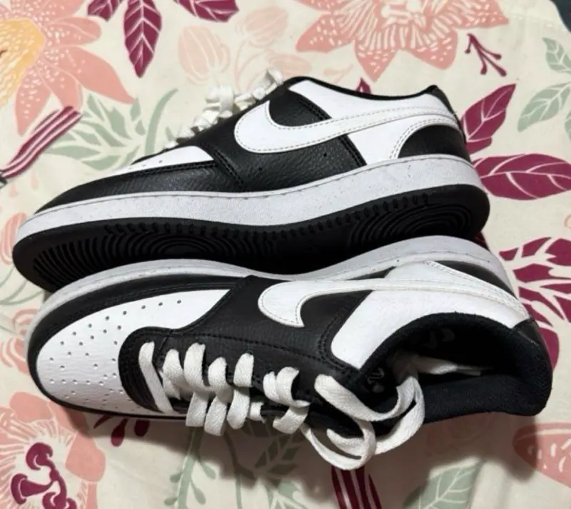 Zapatillas deportivas blancas y negras