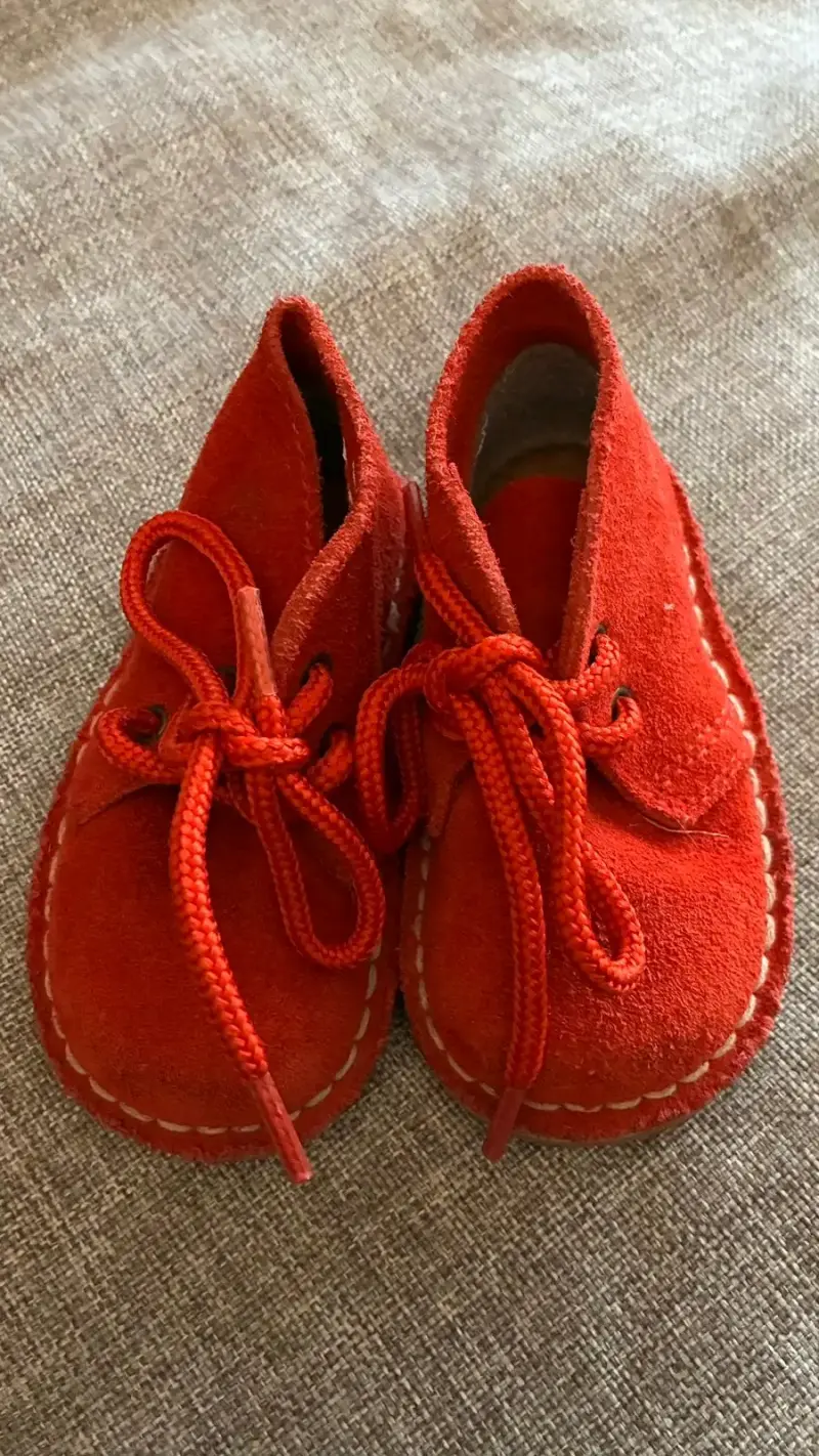 Zapatos rojos de gamuza