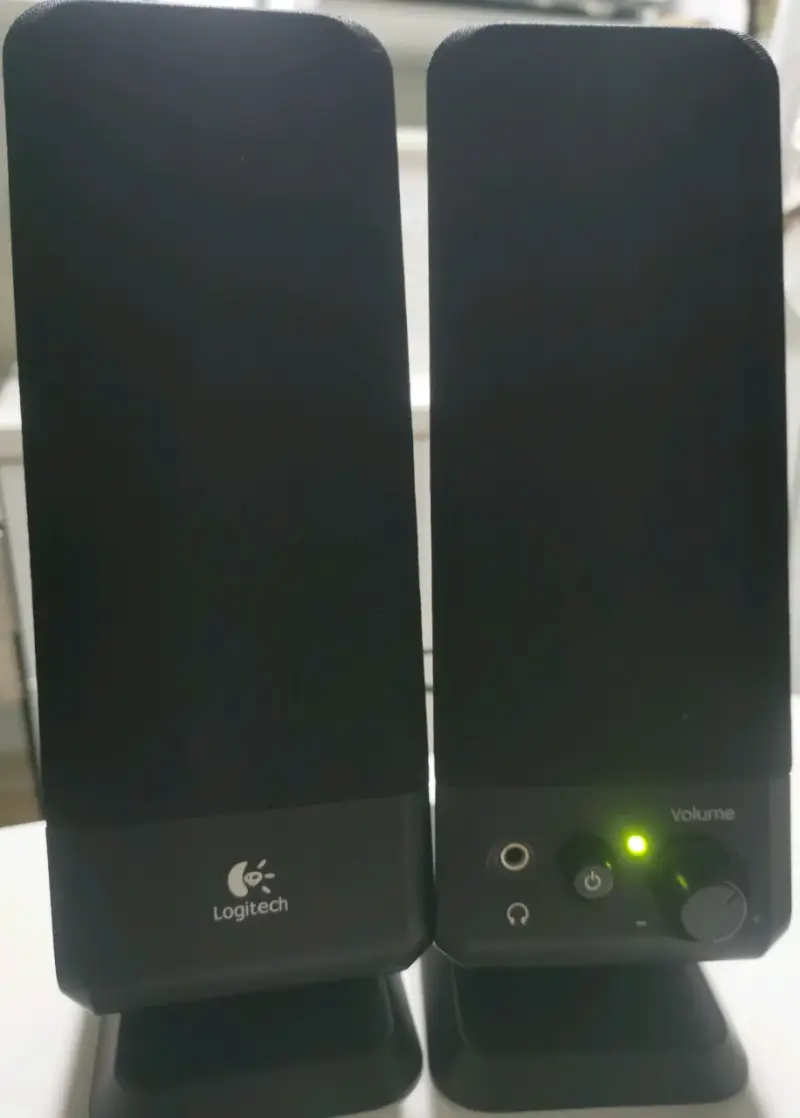 Parlantes Logitech R-10 con caja - 3