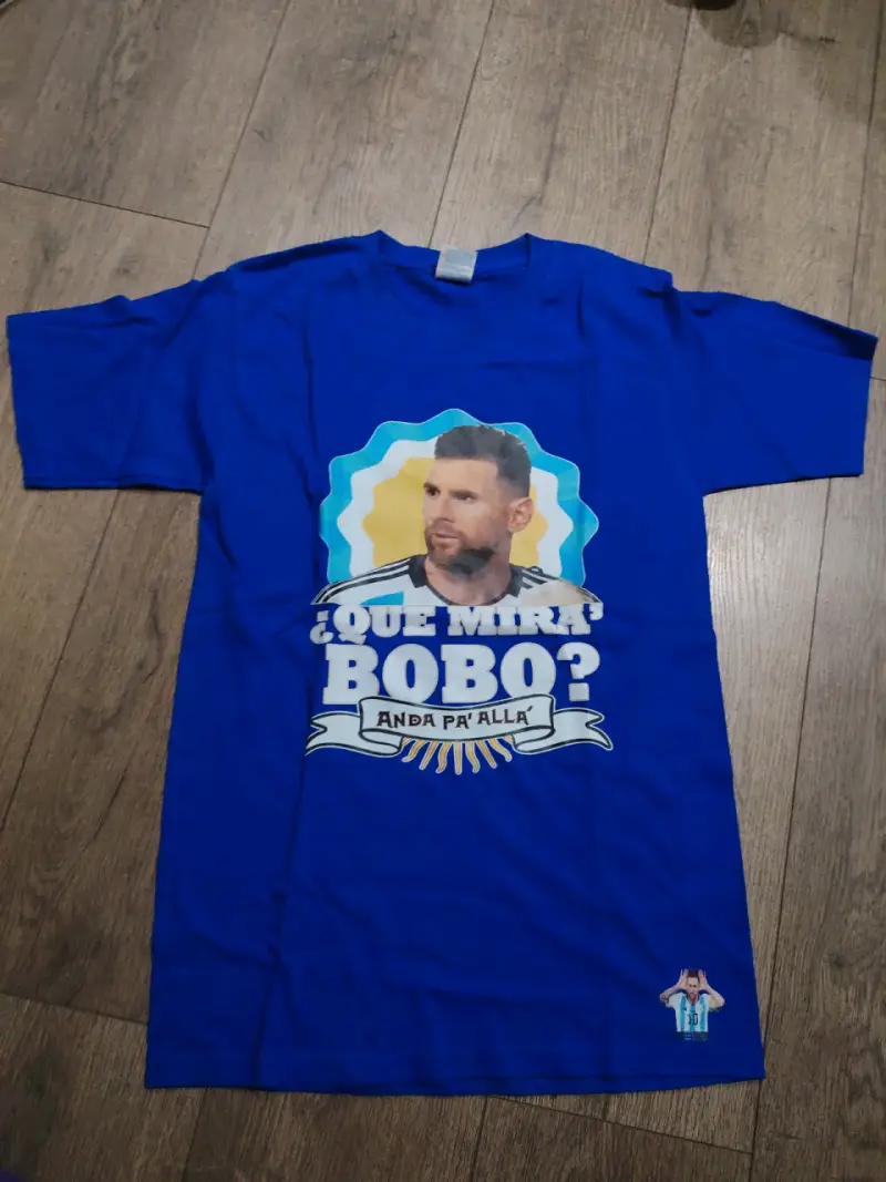 Polera azul con diseño gráfico - 1