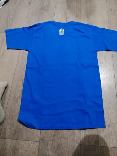 Polera azul con diseño gráfico - miniatura 2