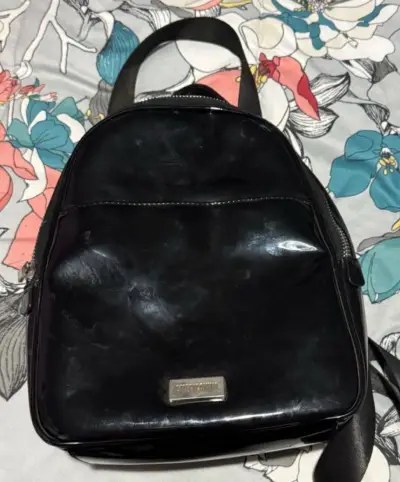 Mochila negra brillante - miniatura 1