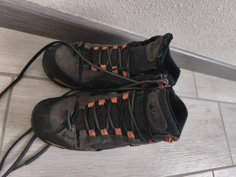 Botas de montaña Upp marrón y negro - 1
