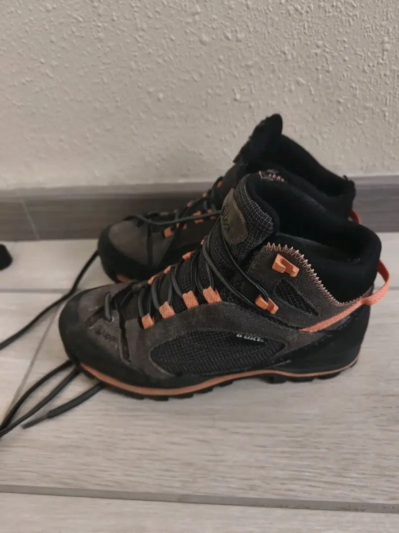 Botas de montaña Upp marrón y negro - 2