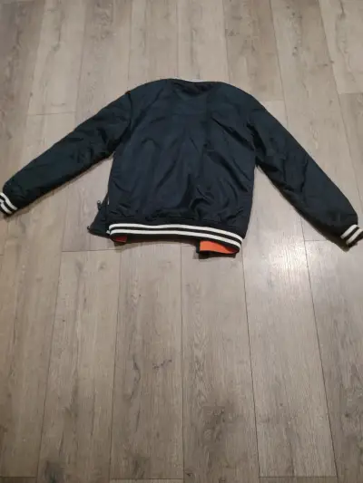 Chaqueta azul con ribetes naranjas - miniatura 2