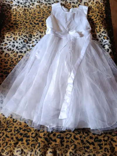 Vestido blanco de niña elegante - miniatura 1