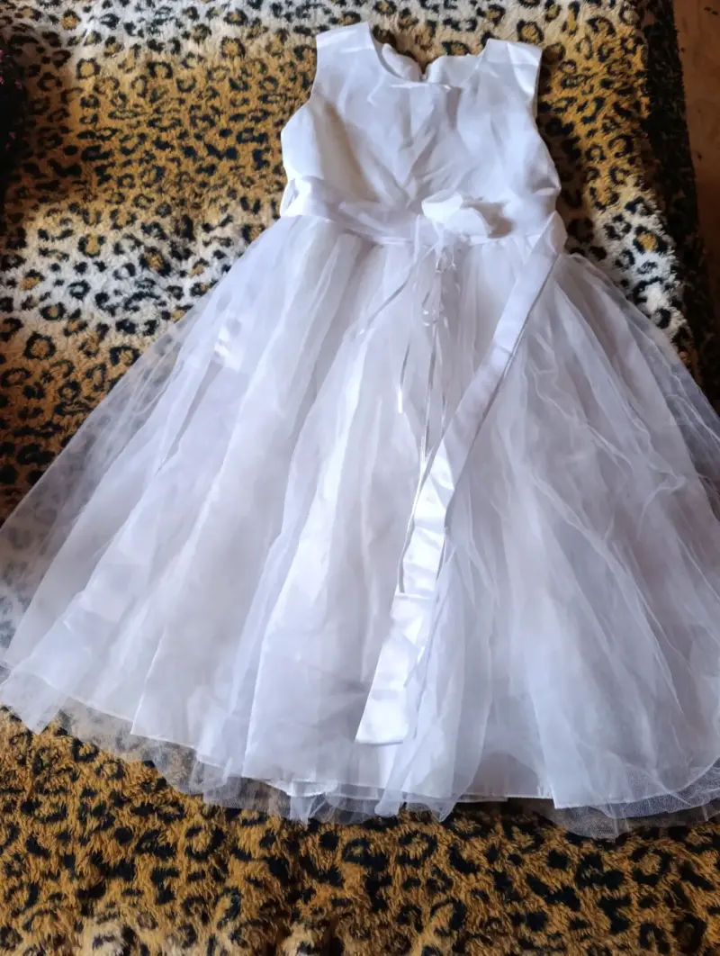 Vestido blanco de niña elegante - 2