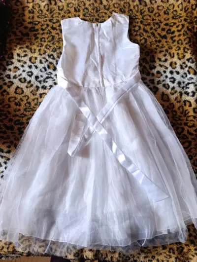 Vestido blanco de niña elegante - miniatura 3
