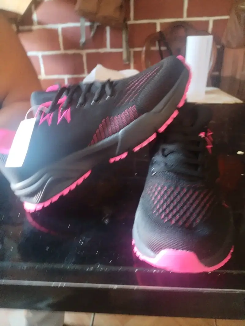 Zapatillas deportivas negras y rosadas - 1