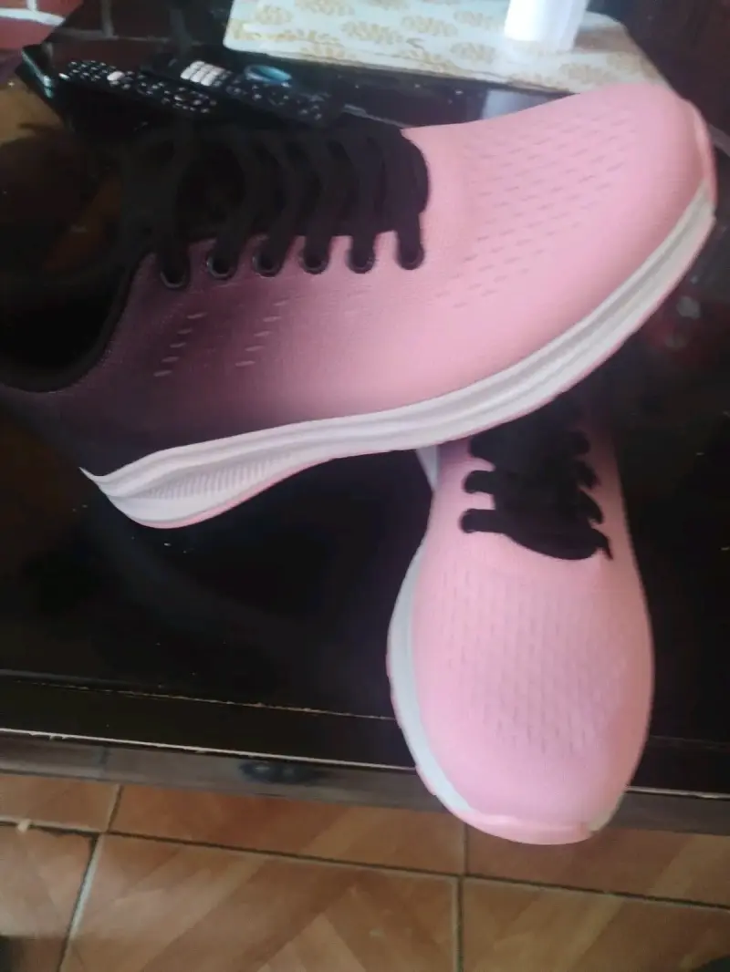 Zapatillas deportivas negras y rosadas - 2