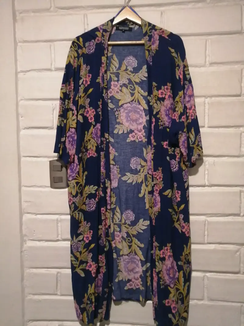 Kimono floral azul y púrpura