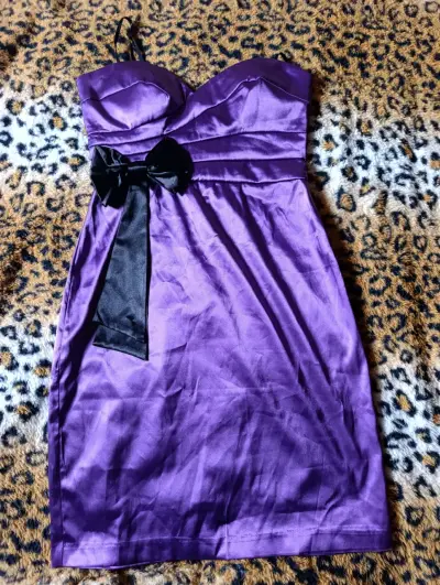 Vestido morado elegante con lazo - miniatura 1