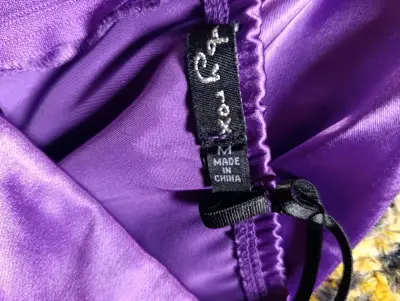 Vestido morado elegante con lazo - miniatura 3