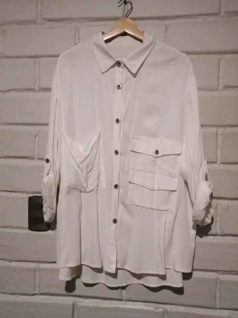 Blusa blanca con bolsillos