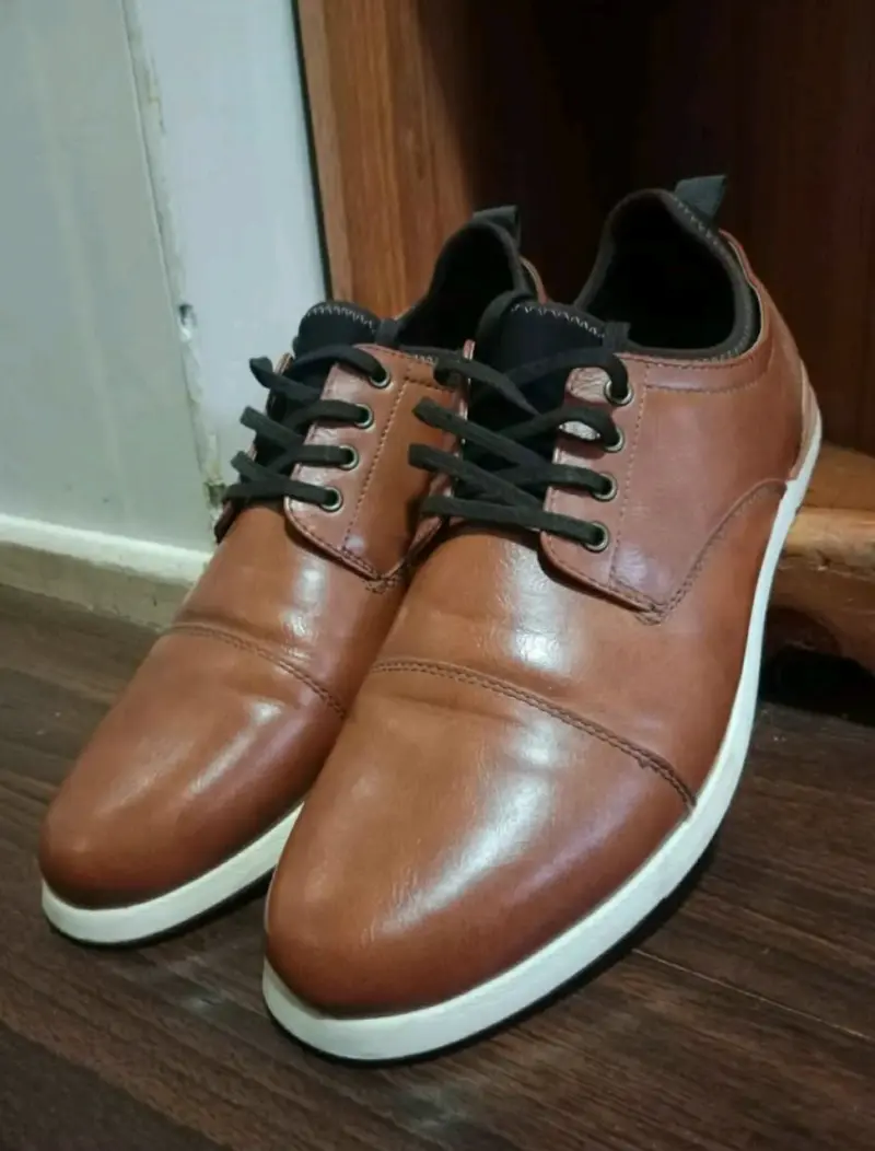 Zapatos casuales de cuero marrón