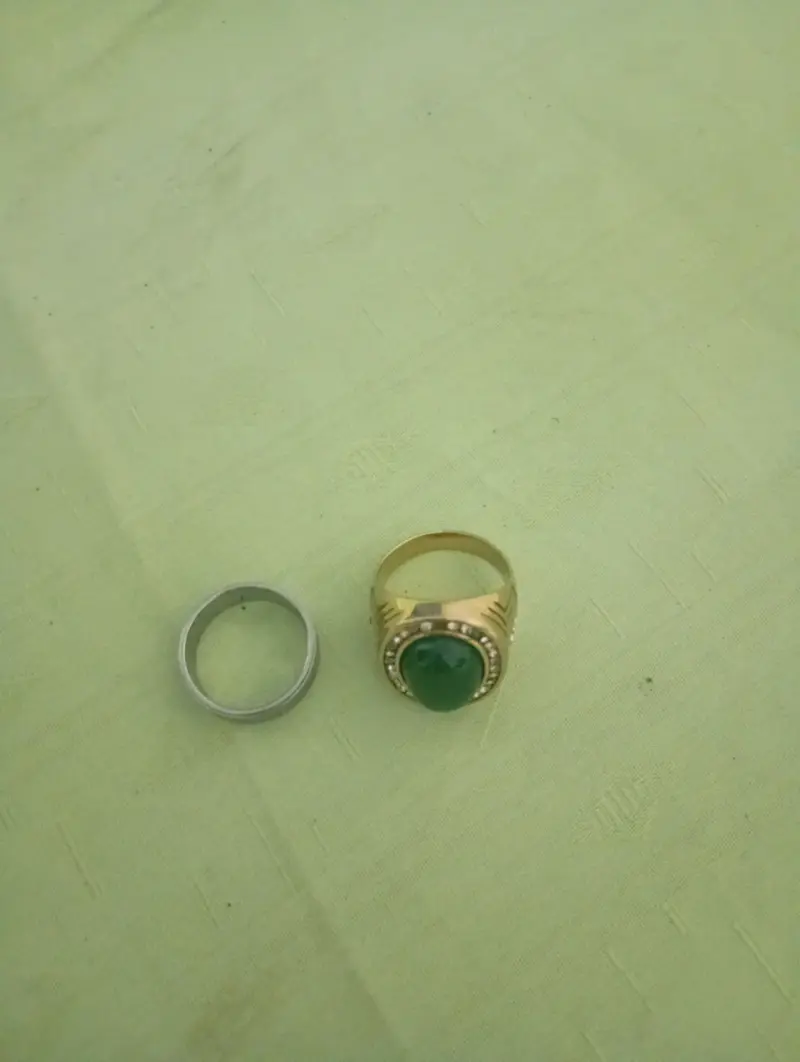 Anillos con piedra verde y metálico