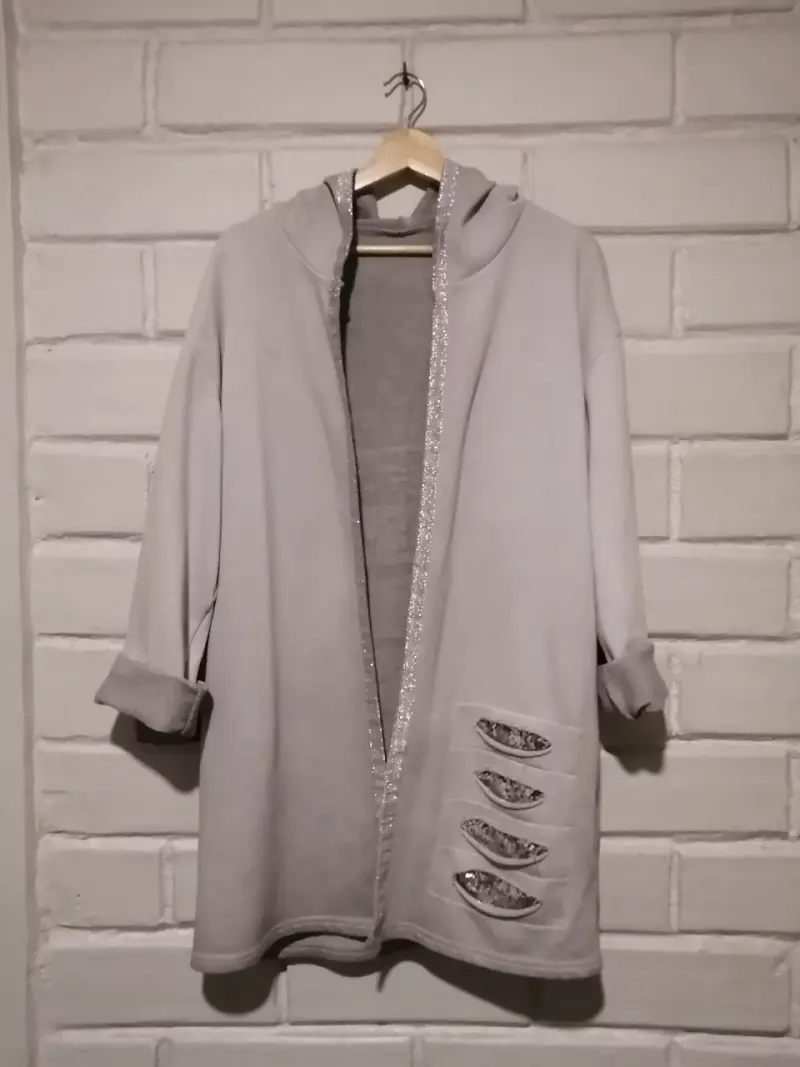 Polerón gris con capucha - 2