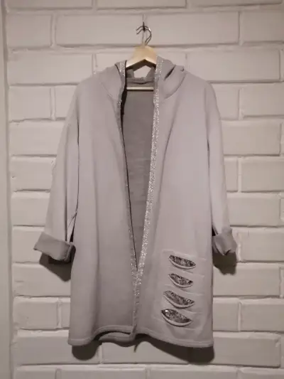 Polerón gris con capucha - miniatura 2