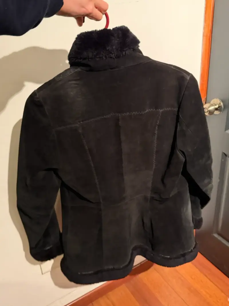 Abrigo negro con forro de piel - 2