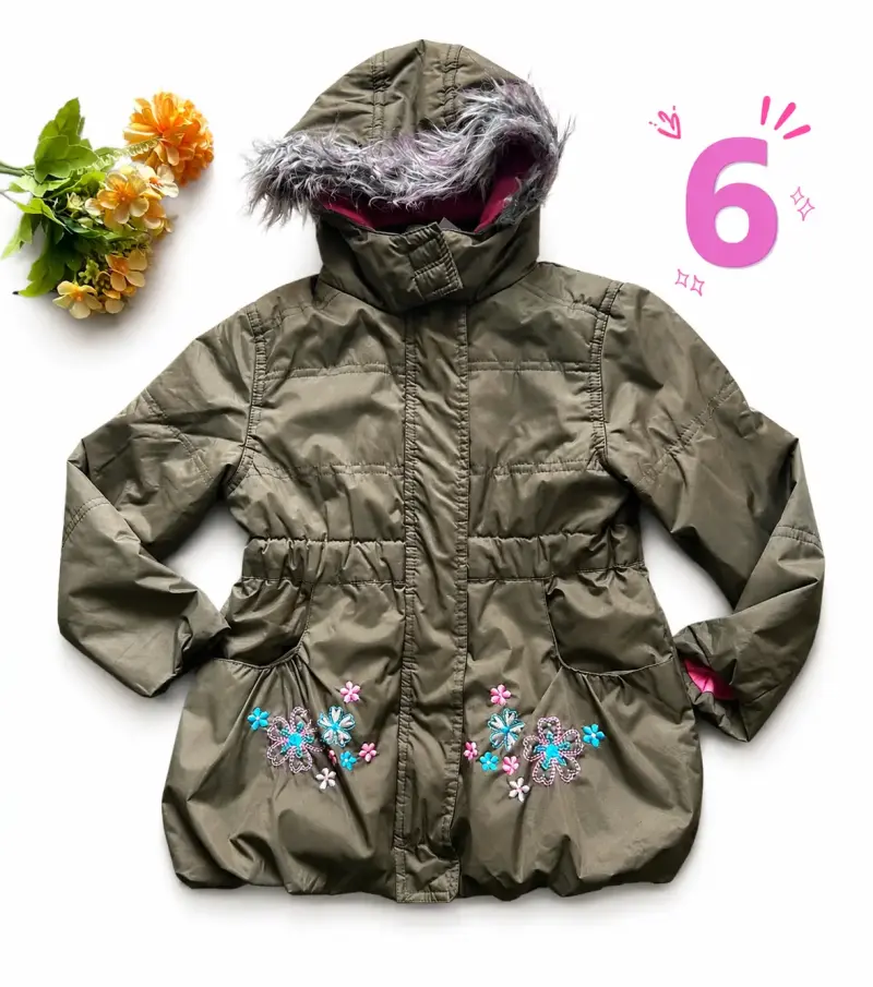 Parka verde con bordados florales talla 6 - 1
