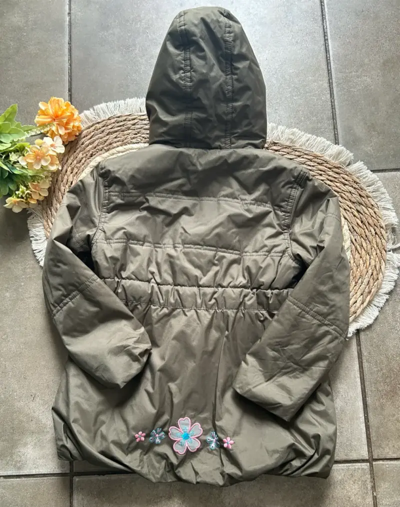 Parka verde con bordados florales talla 6 - 2