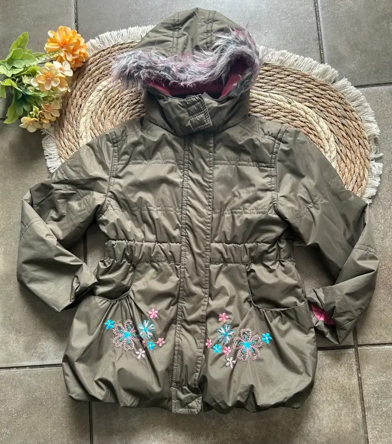 Parka verde con bordados florales talla 6 - 3