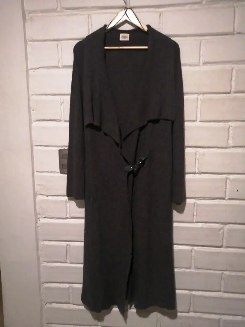 Cardigan gris largo con broche