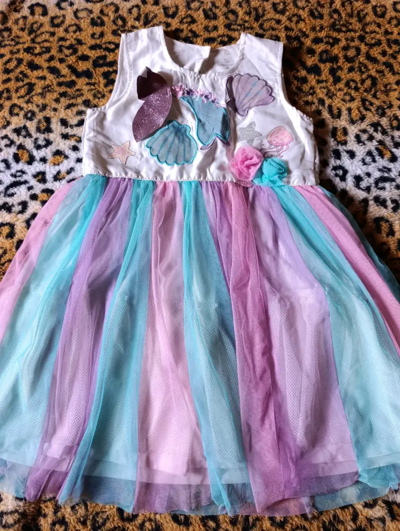 Vestido infantil con pétalos coloridos - 1