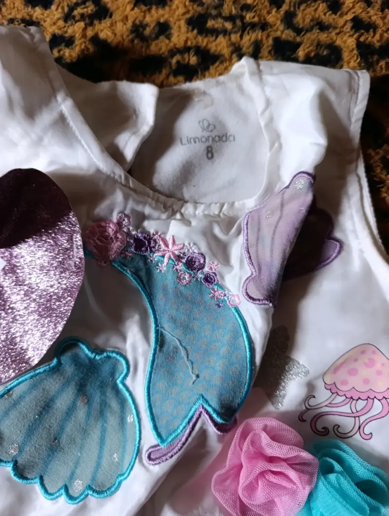 Vestido infantil con pétalos coloridos - 2