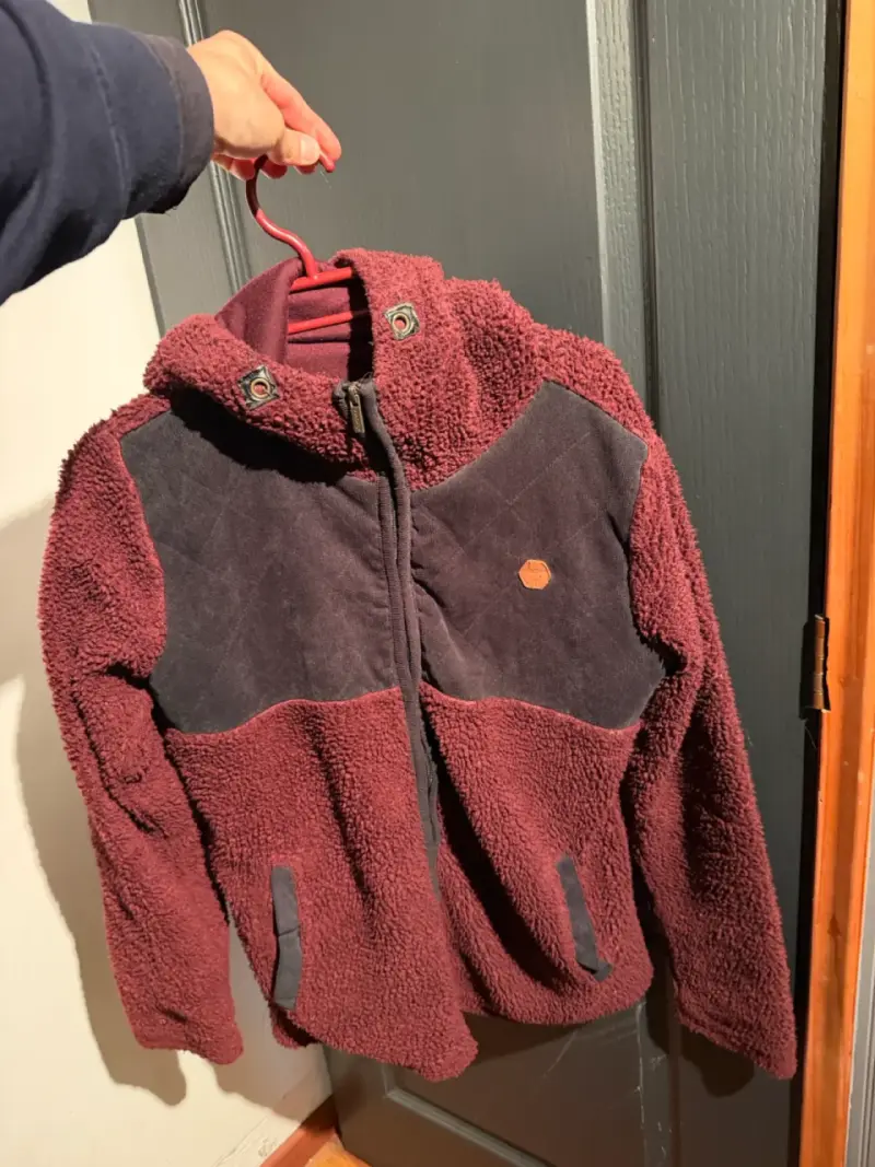Chaqueta polar burdeo con capucha - 1