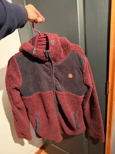 Chaqueta polar burdeo con capucha - miniatura 1