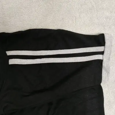 Polera negra con texto 'POWER' - miniatura 2