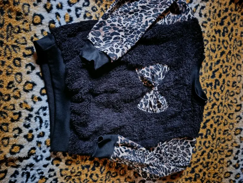 Sweater peludo con mangas estampadas