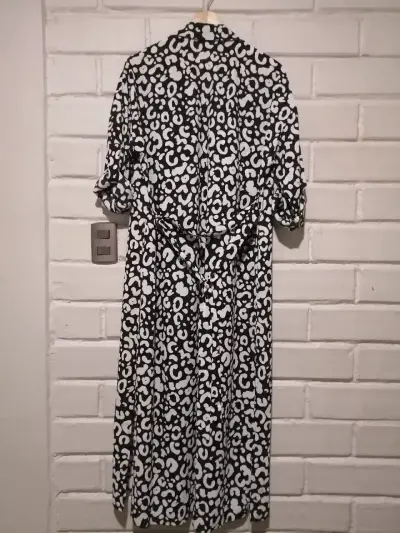 Vestido camisa estampado blanco y negro - miniatura 2