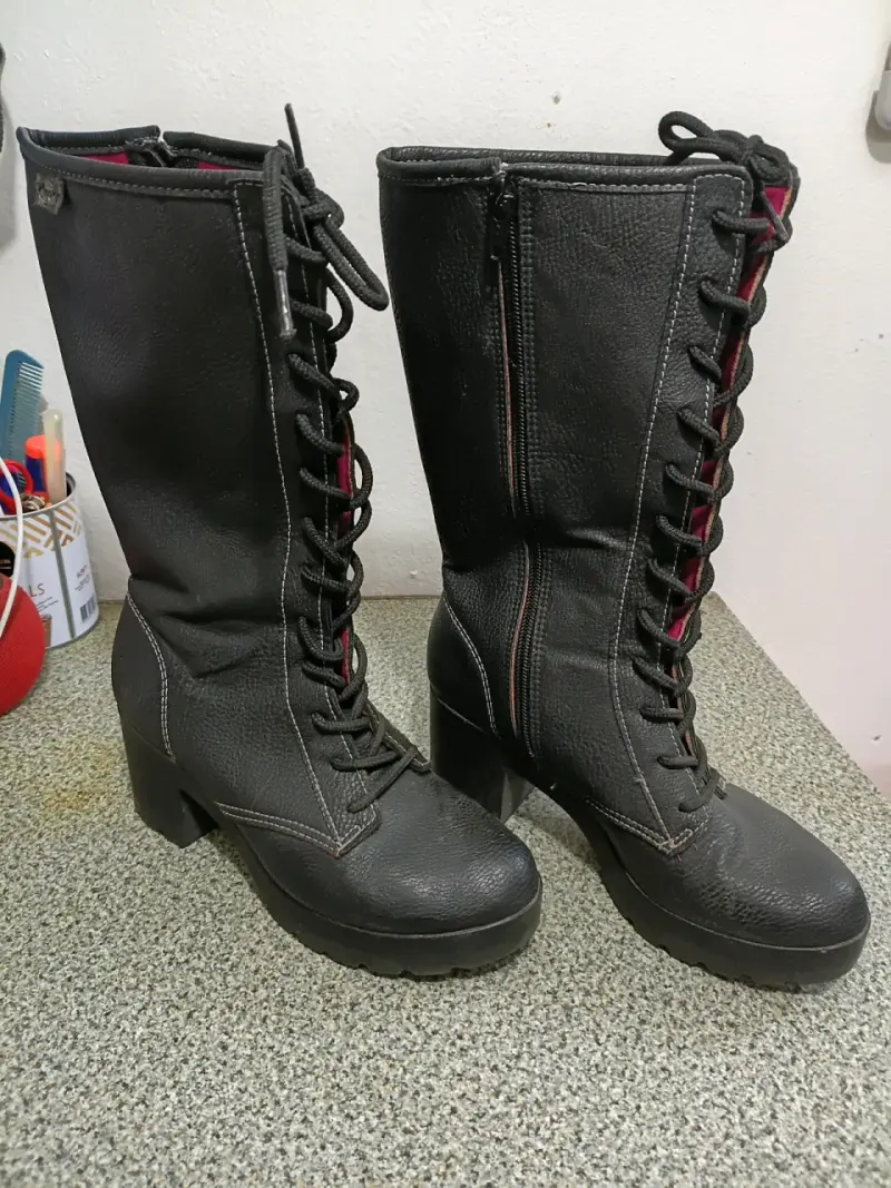 Botas negras y cafes con cordones - 1