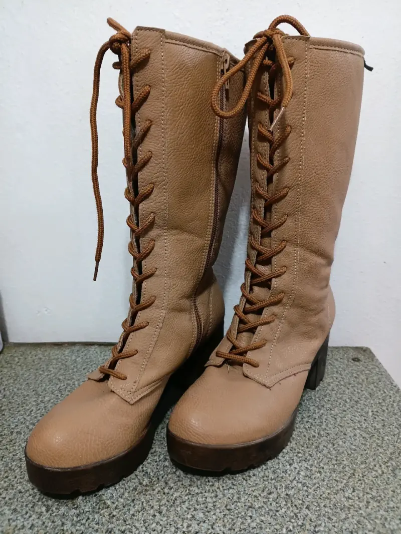 Botas negras y cafes con cordones - 2