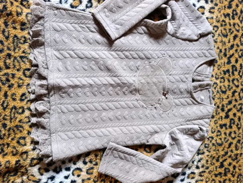Poleron infantil beige con diseño - 1