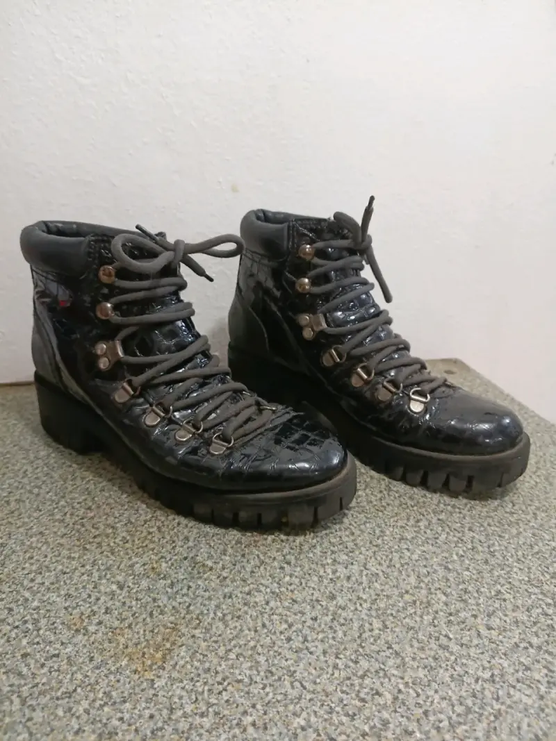 Botas de charol negras